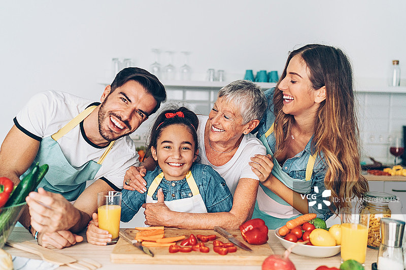 幸福就在家庭中图片素材