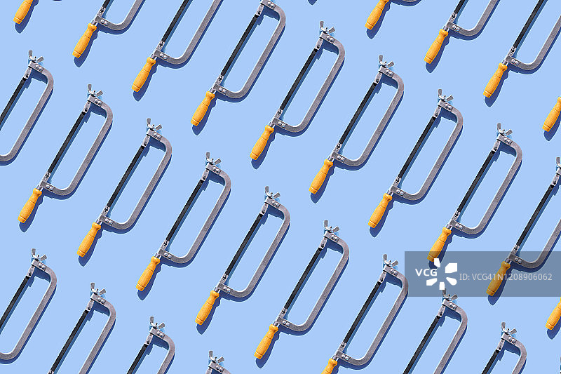 蓝色背景上的旧钢丝锯图片素材