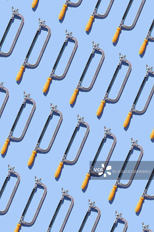 蓝色背景上的旧钢丝锯图片素材