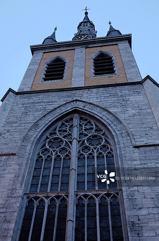 比利时列日圣保罗大教堂钟楼，低角度图片素材