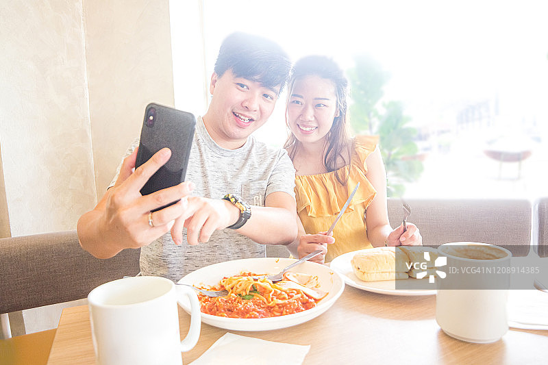 一对情侣一起自拍图片素材