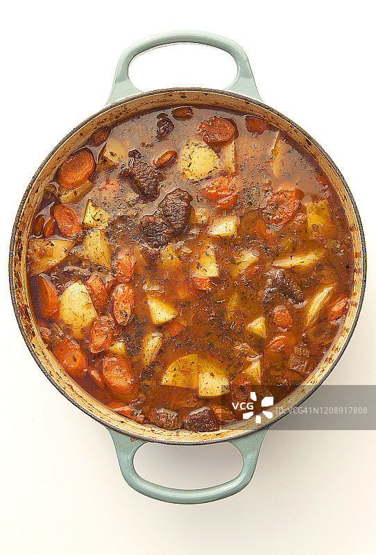 白色背景下的盆装牛肉炖菜（系列图片之一）图片素材