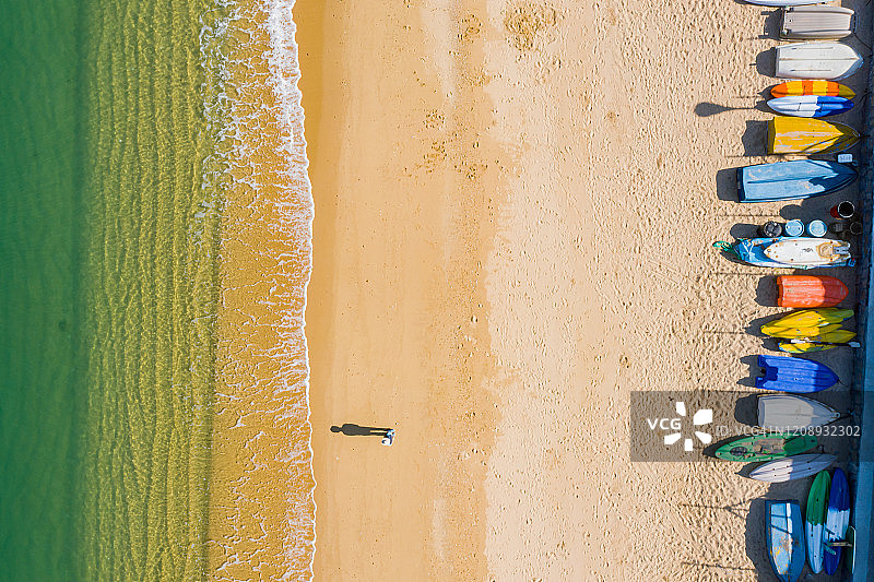 香港长洲沙滩上的彩色船只图片素材