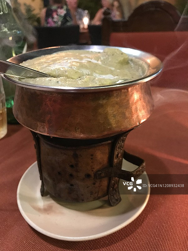 小铜炉上的印度美食图片素材