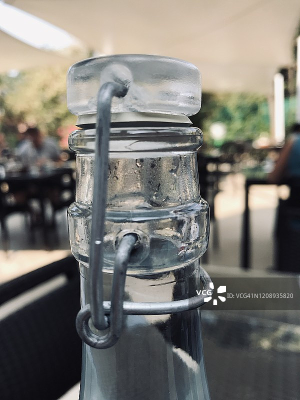 带旋转轭封口的瓶颈图片素材