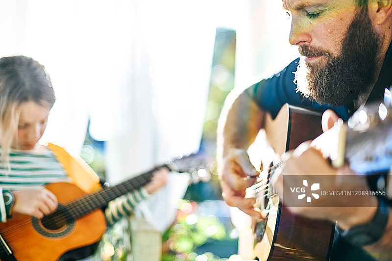 男子和儿童的即兴吉他演奏图片素材