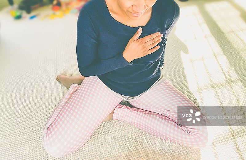 胸部疼痛的非裔美国女人图片素材