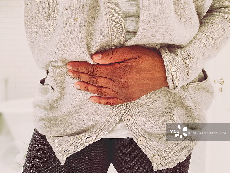 非裔美国女人感到胃痛图片素材