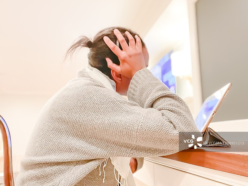 在桌旁工作的非裔美国妇女图片素材