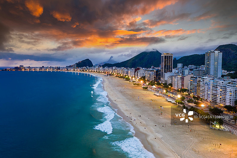巴西黄昏时分的里约热内卢全景，科帕卡巴纳海滩日落图片素材