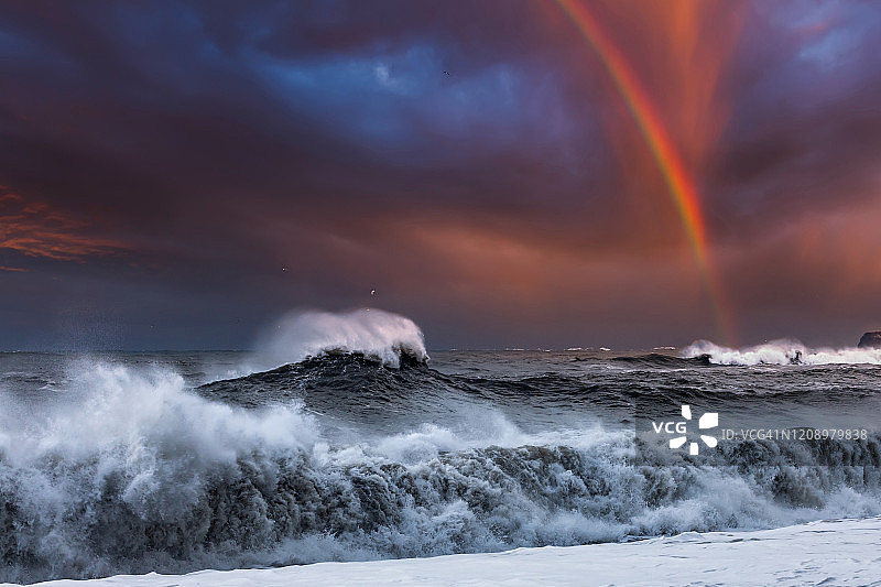 狂风暴雨中海面上的彩虹图片素材