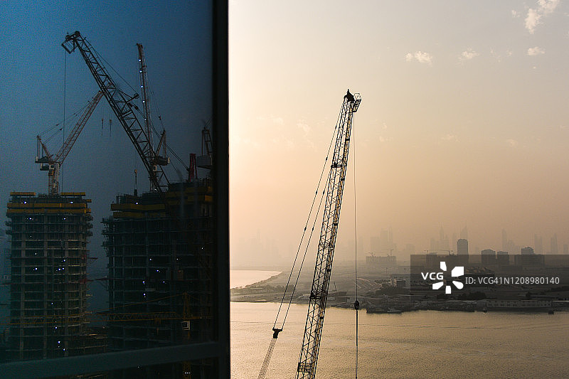 大型建筑工地上的多台起重机图片素材