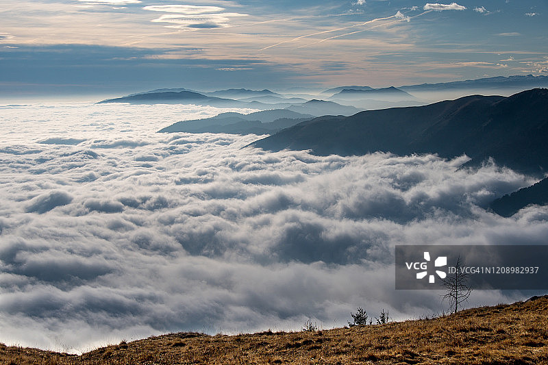 云类型学——波河平原上的低云，皮佐克山，威尼托，意大利图片素材