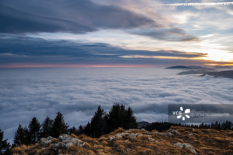 云类型学——波河平原上的低云，皮佐克山，威尼托，意大利图片素材