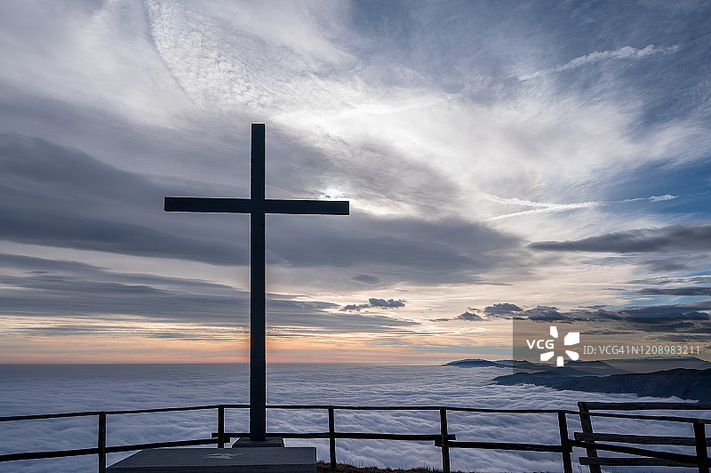 云类型学——波河平原上的低云，皮佐克山，威尼托，意大利图片素材