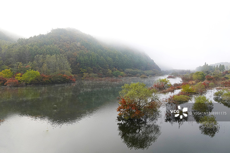 韩国镇安郡龙潭湖的秋季景观图片素材