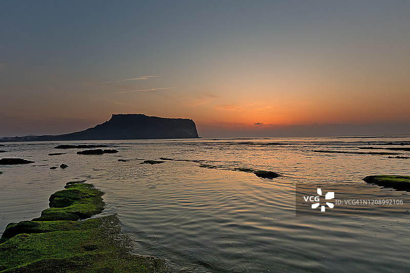 韩国济州岛城山日出峰凝灰岩锥海景图片素材