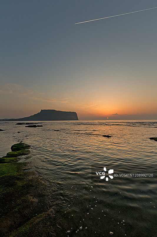 韩国济州岛城山日出峰凝灰岩锥海景图片素材