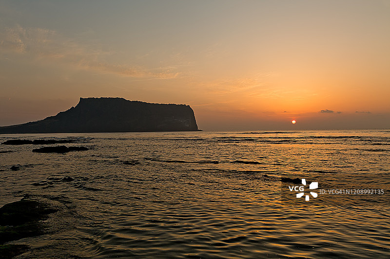 韩国济州岛城山日出峰凝灰岩锥海景图片素材