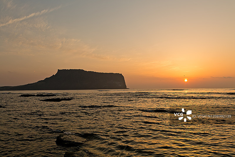 韩国济州岛城山日出峰凝灰岩锥海景图片素材