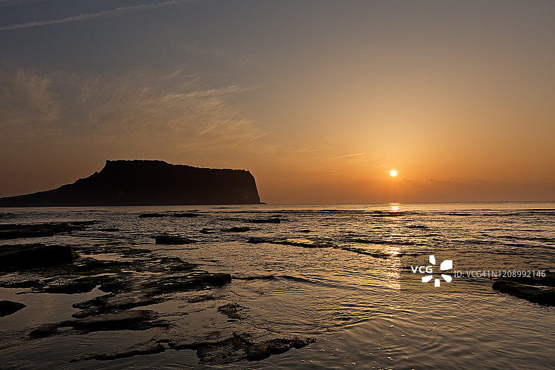韩国济州岛城山日出峰凝灰岩锥海景图片素材