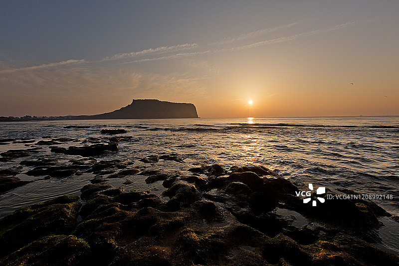 韩国济州岛城山日出峰凝灰岩锥海景图片素材