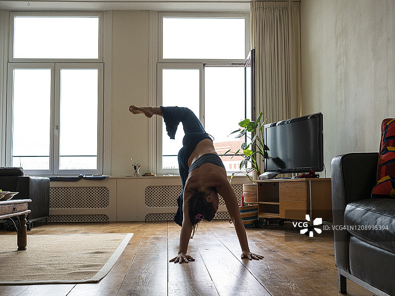 在家练习瑜伽图片素材