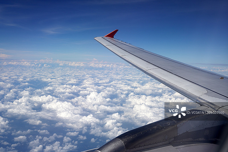 从飞机舱看到的飞机机翼外部景观图片素材