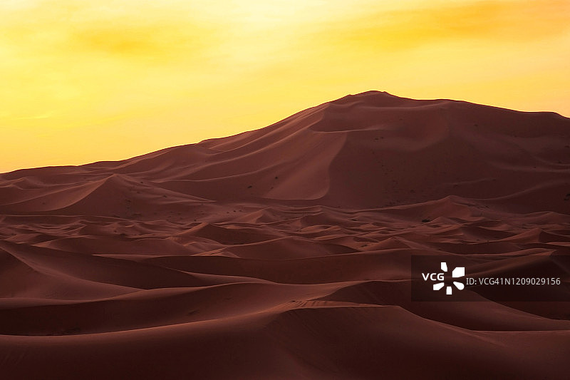 非洲摩洛哥切比沙丘的日落黎明图片素材