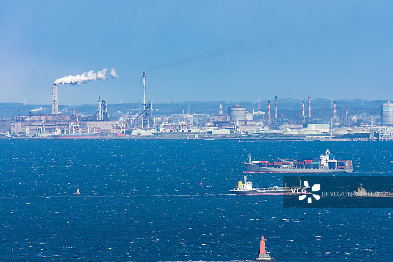 在日本神奈川县和千叶县东京湾航行的工业和货轮图片素材