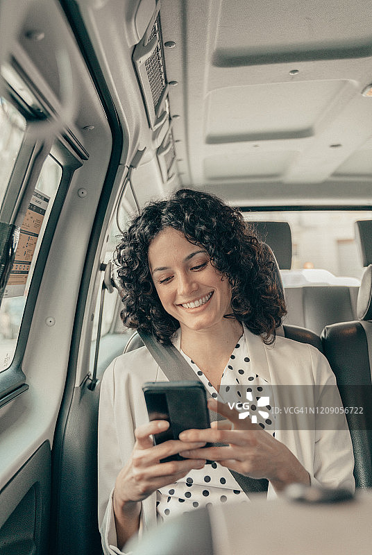 乘坐出租车的女人图片素材