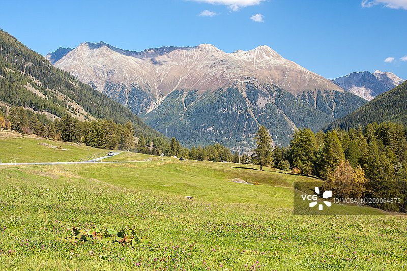 瑞士圣莫里茨夏季阿尔卑斯山景观图片素材
