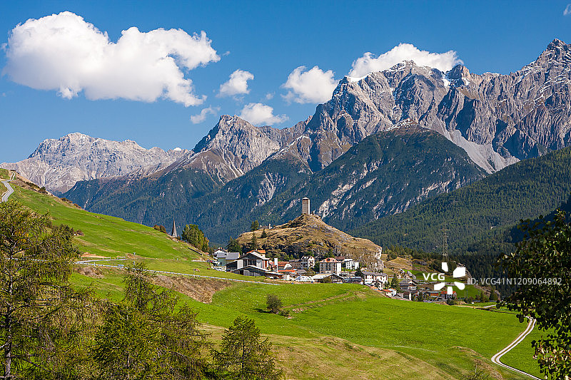 瑞士东部村庄阿尔德兹与阿尔卑斯山和施泰因斯贝格城堡图片素材