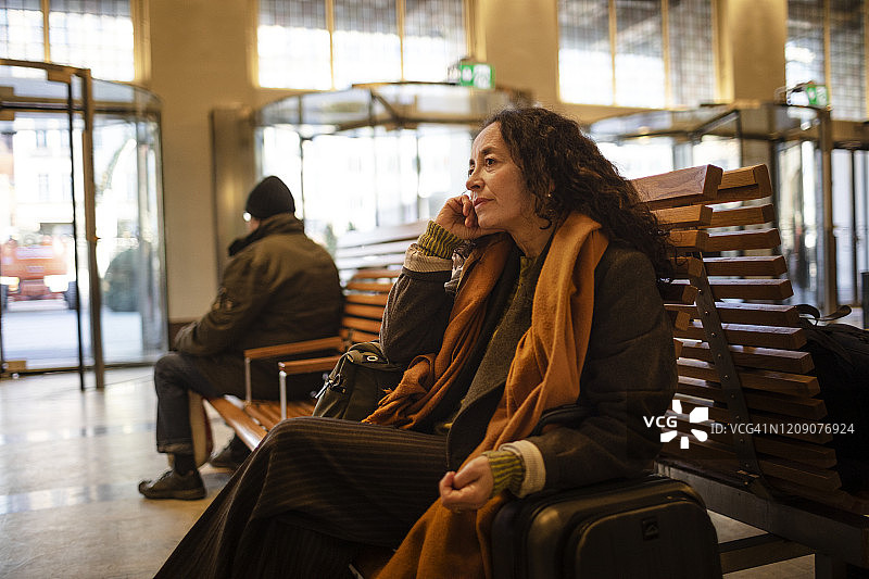 在火车站等待的女人图片素材
