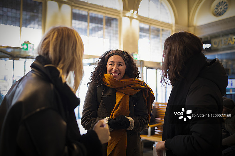 在火车站的妇女图片素材