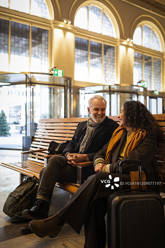 情侣在火车站候车图片素材