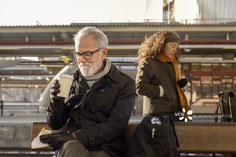 在火车站站台等待的男人图片素材