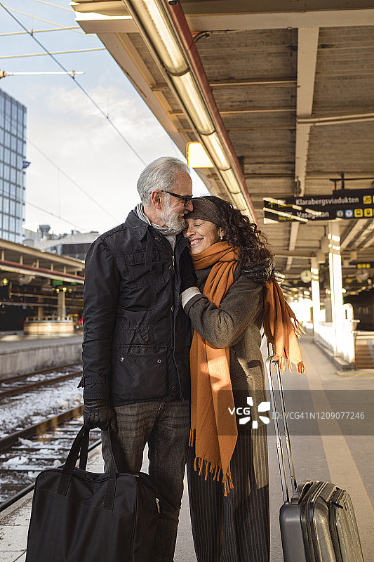 在火车站站台上的中年夫妇图片素材