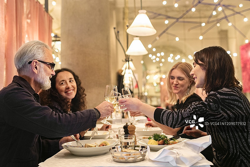 在餐厅里的朋友们图片素材