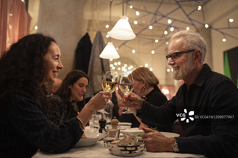 在餐厅里的中年夫妇图片素材