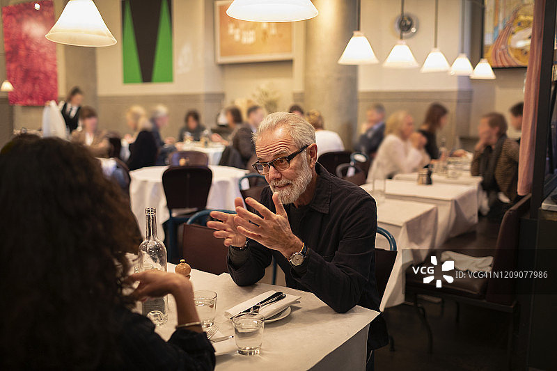 在餐厅里的男人图片素材