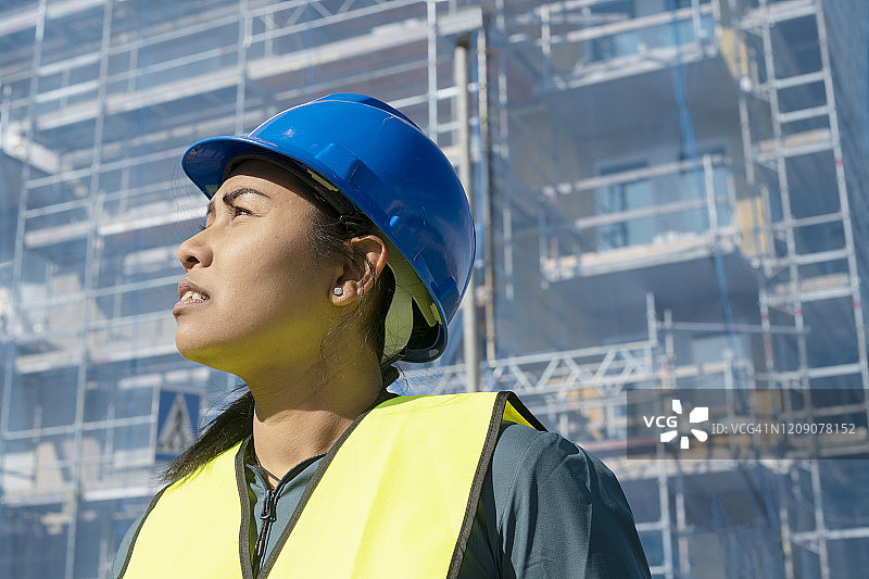 在建筑工地的女人图片素材