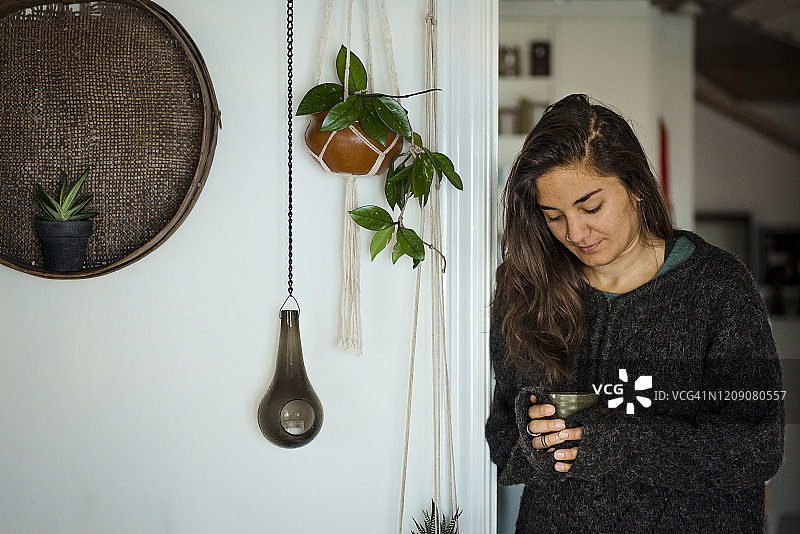 女人拿着杯子图片素材