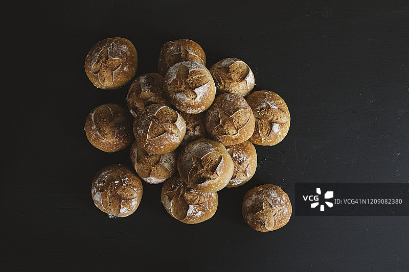 黑色背景上的面包卷图片素材