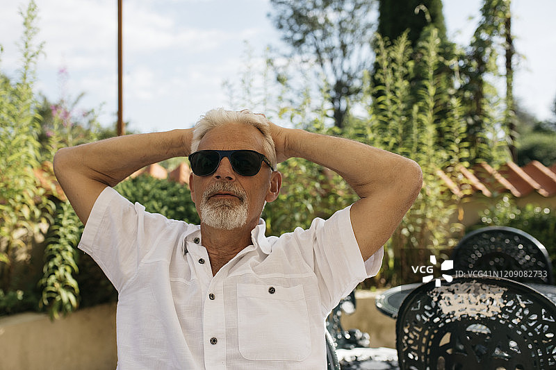 微笑的男人看着镜头图片素材