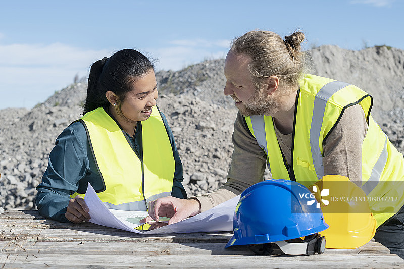 建筑工地上的工人图片素材