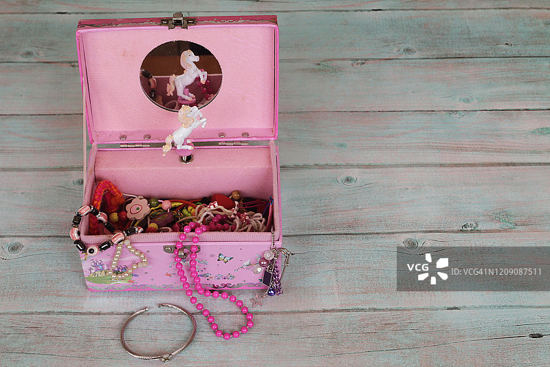 女孩在首饰盒里展示珠宝图片素材