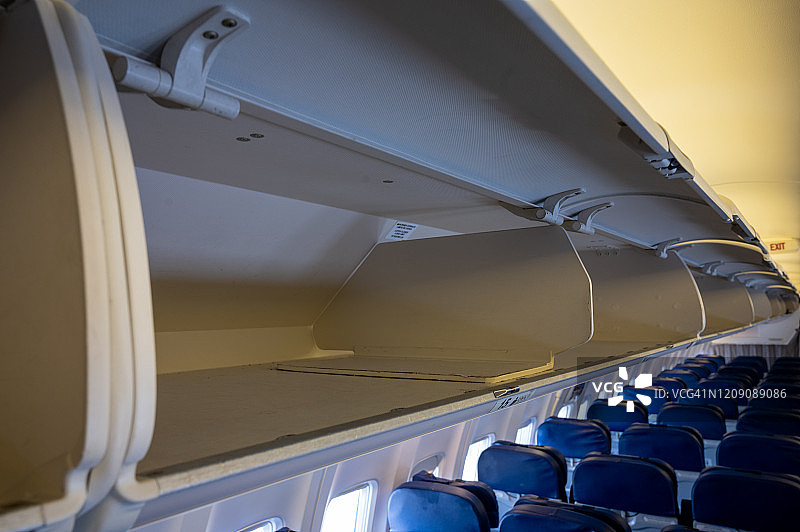 飞机上的头顶行李箱图片素材
