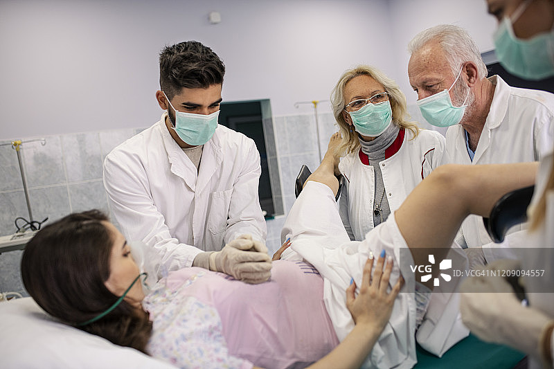 在医院里，妇女分娩时得到支持，产科医生协助。现代化的分娩病房配有专业的助产士图片素材