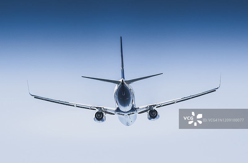 蓝色背景上的商用飞机图片素材